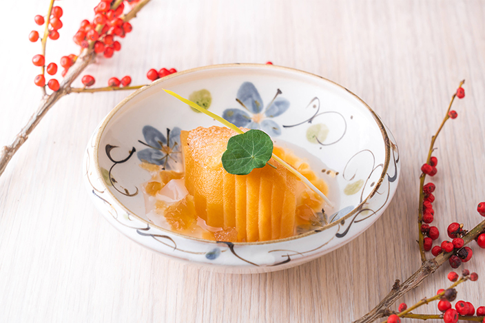 甜品(可選)- 「漢鍾梨」(上圖):以桂花陳酒浸著有潤肺補水之效的香梨,加入滋陰雪燕及超級食物藜麥,有效增強人體免疫力。- 「張果老」(下圖):將超級食物牛油果及芒果蓉完美融合,並釀於牛油果皮之內。